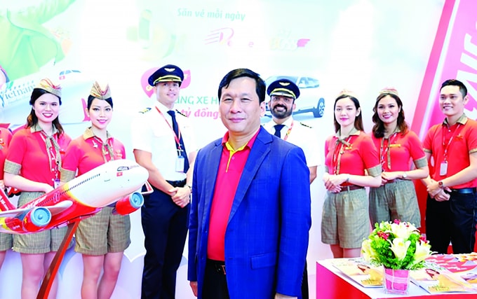 Ông Đinh Việt Phương - Giám đốc điều hành Vietjet tại gian hàng trưng bày của Vietjet ở hội nghị Du lịch 2020 tại Hội An . Ảnh: PP