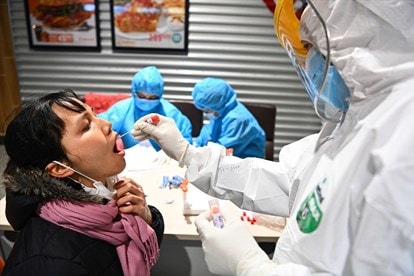 Hơn 12.000 cán bộ, nhân viên sân bay Nội Bài có kết quả xét nghiệm âm tính với Covid-19. Ảnh: TL