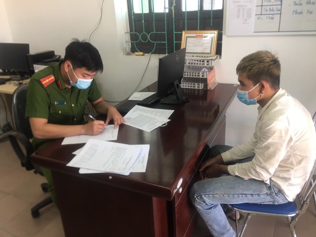 Một trong 2 đối tượng trốn chốt kiểm soát dịch bệnh tại cơ quan Công an. Ảnh: dantri.com.vn