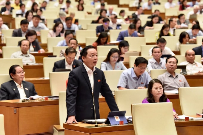 Bộ trưởng Trần Hồng Hà, Đại biểu Quốc hội khoá XIV phát biểu tại Nghị trường Quốc hội. Ảnh TL