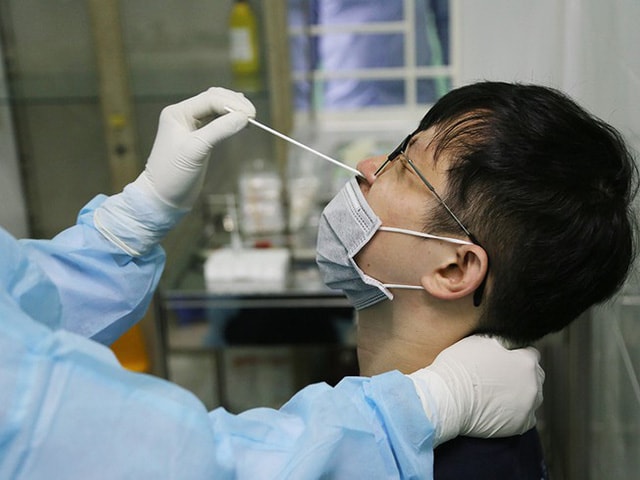 Hải Dương tiến hành xét nghiệm Covid-19 cho công nhân sau kỳ nghỉ Tết Nguyên đán 2021. Ảnh: TL