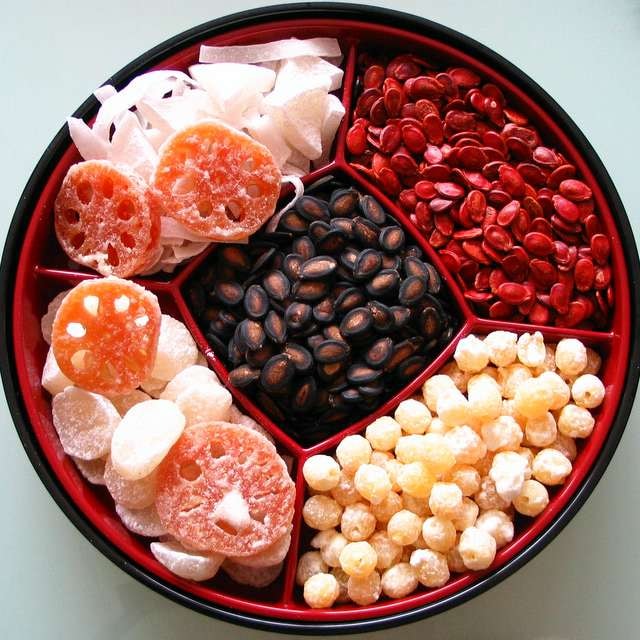 Hạt dưa đỏ sẽ mang lại thật nhiều niềm vui và may mắn đến cho mọi người. Ảnh: TL