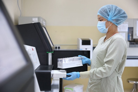 Xét nghiệm SARS-CoV-2 tại Bệnh viện Bệnh Nhiệt đới TP HCM. Ảnh: NLĐ