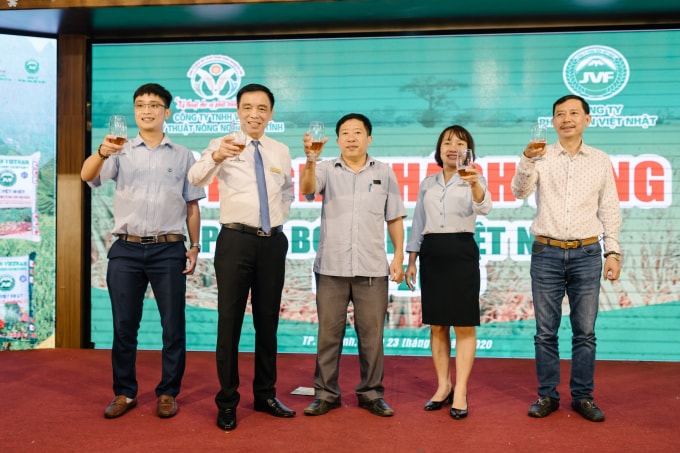 Lãnh đạo Công ty Việt Nhật và Công ty Vật tư KTNN Hà Tĩnh chúc mừng các thành viên tại buổi gặp mặt cuối năm 2020.
