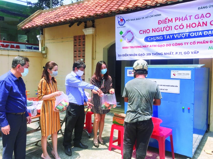 Chủ tịch HNB TP Hồ Chí Minh Trần Trọng Dũng dự và trao tặng ATM của Hội tại Quận Gò Vấp tháng 4 năm 2020.