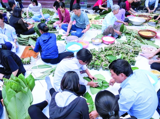 Thầy trò Hà Nội gói bánh chưng ủng hộ đồng bào lũ lụt miền Trung. Ảnh: T.L