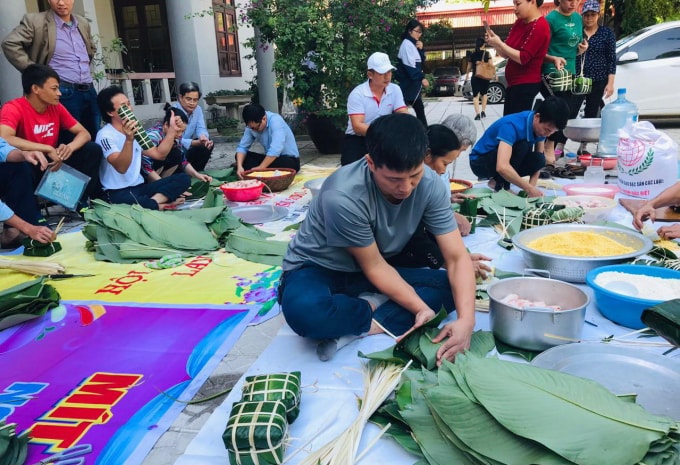 Thầy trò Hà Nội gói bánh chưng ủng hộ đồng bào lũ lụt miền Trung.
