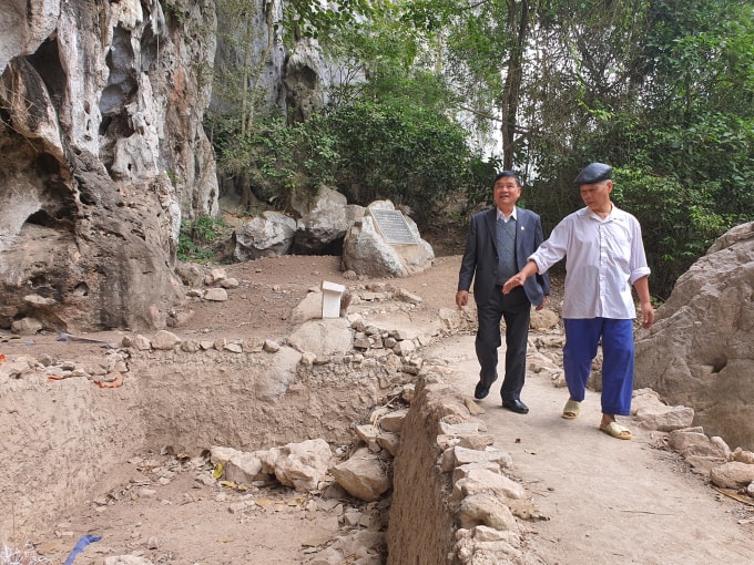 Ông Đồng Văn Lan giới thiệu Di chỉ.