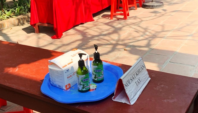 Cần sát khuẩn khi vào nơi đông người như đền, chùa. Ảnh: hanoimoi.vn