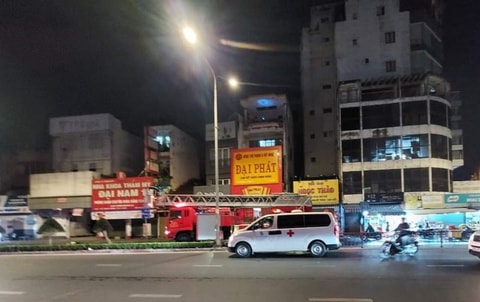 Lực lượng phòng cháy chữa cháy và xe cứu thương có mặt tại hiện trường. Ảnh: Zingnews.vn