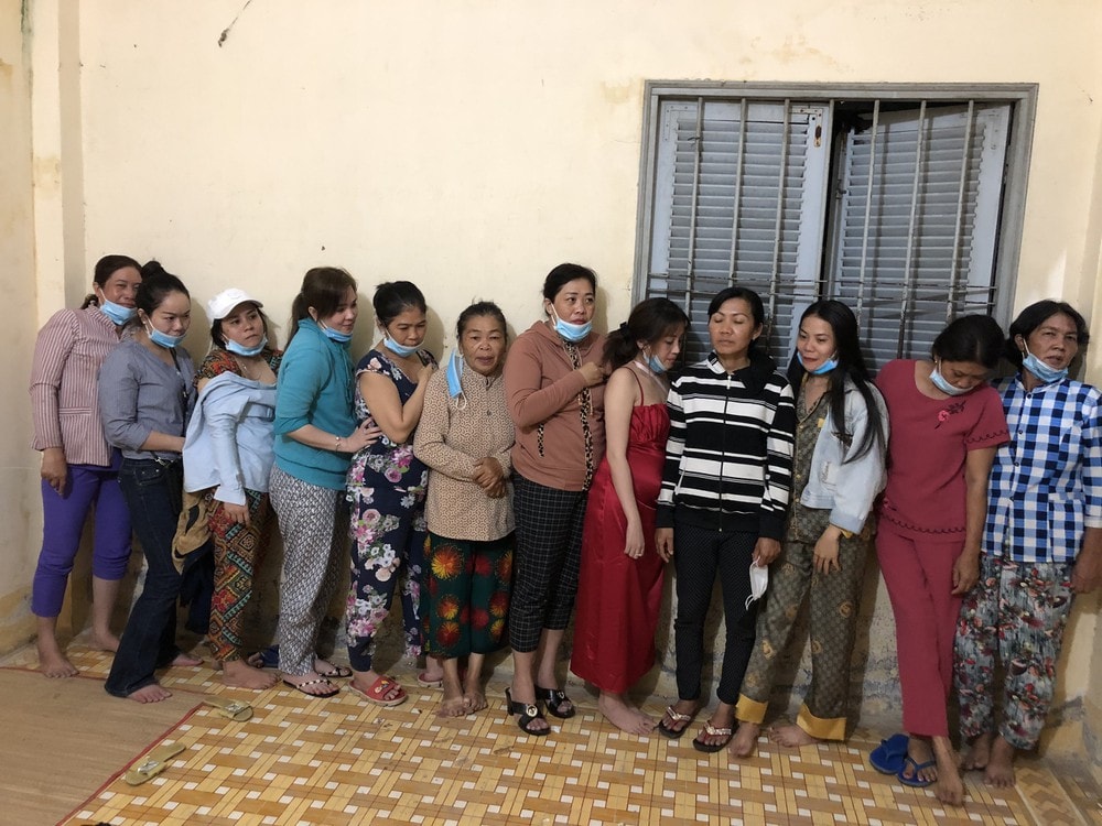 Công an Tiền Giang triệt phá sòng bạc quý bà trong căn nhà bỏ hoang. Ảnh: TL