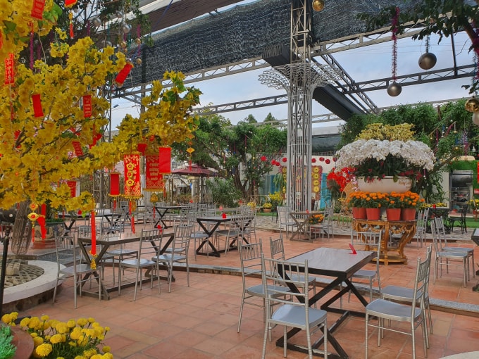 Nhiều hàng quán kinh doanh ăn uống bị ảnh hưởng do người đi vui chơi Xuân giảm. (Ảnh: Minh Luân)