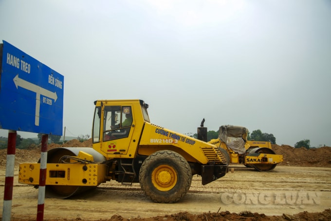 Trong quá trình thi công gói thầu XL-11, các nhà thầu cho biết do dự án nằm trong khu dân cư nên công tác giải phóng mặt bằng gặp nhiều khó khăn. Bên cạnh đó là những khó khăn về công tác vận chuyển vật liệu