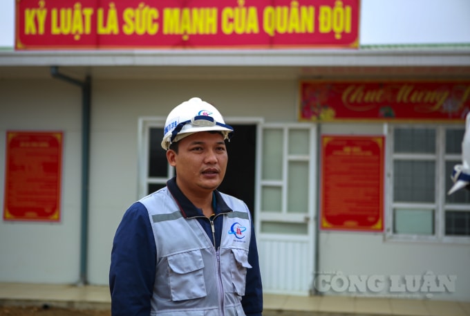 Trao đổi với PV Báo Nhà báo & Công luận, ông Trần Đình Ngân - Chỉ huy trưởng công trường của nhà thầu Tổng công ty 319 (Bộ Quốc phòng) cho biết, khắc phục những khó khăn cũng như phát huy truyền thống, đơn vị tập trung thi công để đảm bảo tiến độ dự án