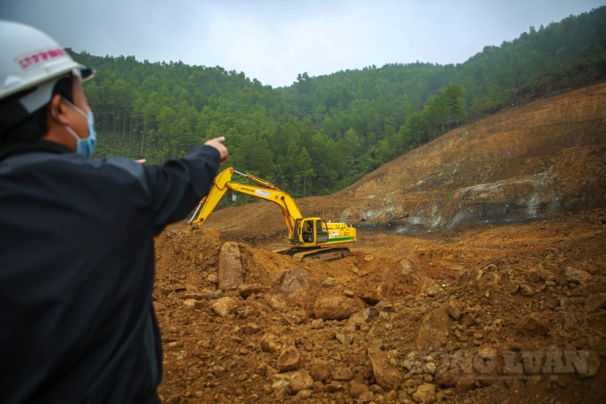 Tại gói thầu XL-12 (từ Km301+000 - Km307+600), nhiều máy móc, thiết bị chuyên dụng được huy động để thi công hầm Thung Thi dài 680m