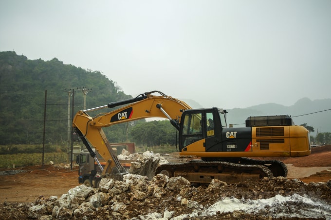 Trao đổi với PV Báo Nhà báo và Công luận, ông Lương Văn Long - Giám đốc điều hành dự án (Ban Quản lý dự án Thăng Long - đại diện chủ đầu tư) cho biết, trong dịp Tết Nguyên đán Tân Sửu 2021 các đơn vị, nhà thầu thi công sẽ không nghỉ, duy trì cán bộ công nhân viên trên công trường để tập trung thi công liên tục nhằm đẩy nhanh tiến độ và đảm bảo chất lượng công trình trọng điểm này