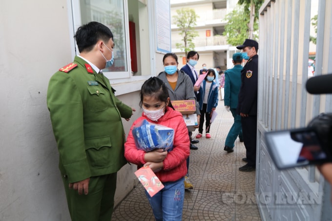 Mọi người không dấu nổi niềm vui khi được về nhà.