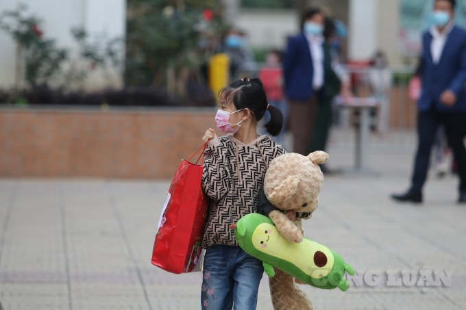 Những đứa trẻ với túi quà Tết và không quên những thứ đồ chơi của mình khi di chuyển ra về.