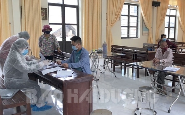 Lực lượng chức năng huyện Bình Giang khẩn trương truy vết các trường hợp F1, F2. Ảnh: Báo Hải Dương