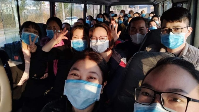 Những y bác sĩ ở Quảng Ninh chiến đấu xuyên Tết vì COVID -19 đi ngắm phố phường dịp Tết (ảnh TL).
