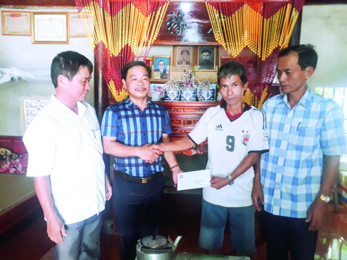 Lãnh đạo HNB Hà Tĩnh và xã Sơn Long (Hương Sơn) thăm hỏi, tặng quà thân nhân nhà báo liệt sỹ Phạm Hồ nhân ngày thương binh liệt sỹ 27/7.
