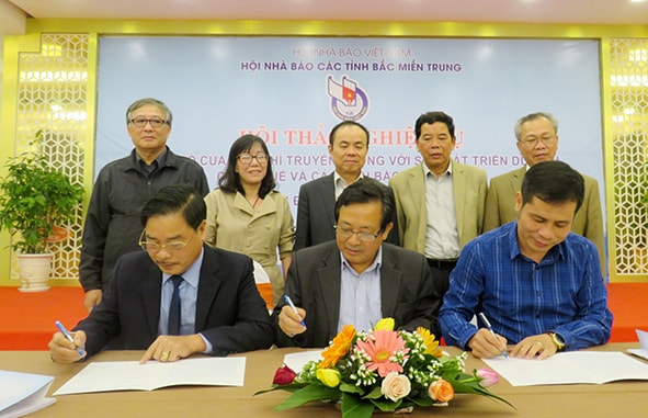 Hội Nhà báo 6 tỉnh Bắc miền Trung ký kết giao ước thi đua năm 2020.Ảnh QT