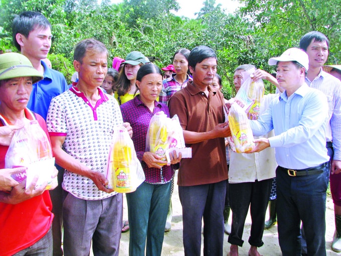 Chủ tịch Hội Nhà báo Nguyễn Xuân Hải trao quà ủng hộ lũ lụt cho bà con xã Hương Giang(Hương Khê). Ảnh QT
