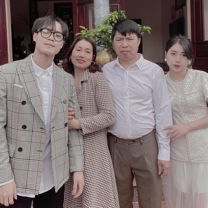 Tiền đạo Văn Toàn bên gia đình trong ngày Tết Nguyên đán 2021. Ảnh: tienphong.vn
