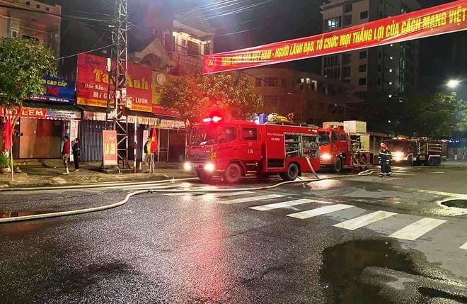 Xe cứu hộ có mặt tại hiện trường để dập đám cháy. Ảnh: thanhnien.vn