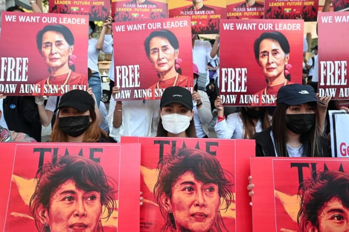 Những người biểu tình ở Myanmar. Ảnh: Reuters