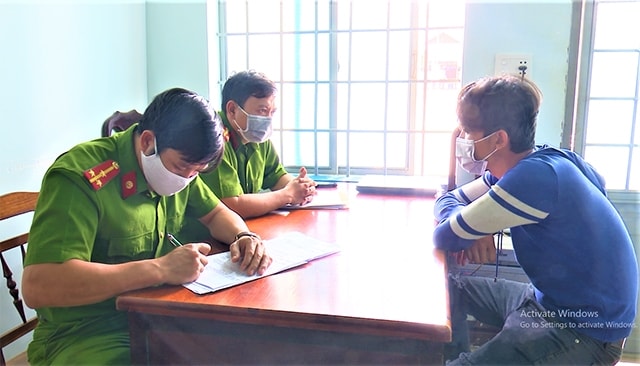 Phạt hành chính 2 thanh niên vi phạm quy định phòng chống dịch Covid-19. Ảnh: minh họa
