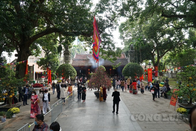 Năm nay do ảnh hưởng của dịch bệnh Covid-19 nên lượng người đi lễ đền chùa trên địa bàn Thành phố Hà Nội có giảm so với mọi năm