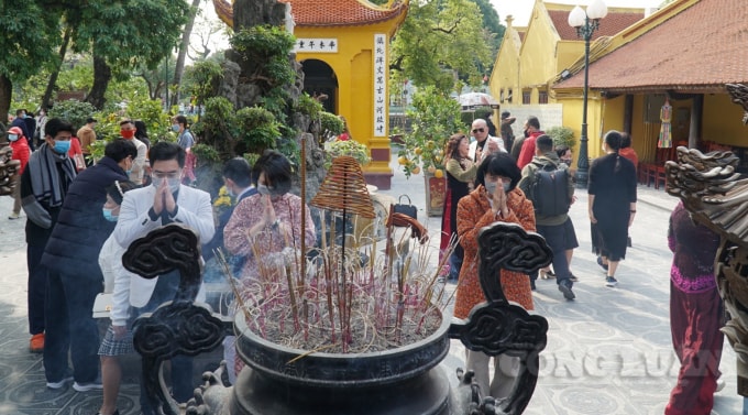 Bạn Hoài Thu sinh ra và lớn lên tại Hà Nội chia sẻ, đầu năm là dịp để người người nhà nhà cầu bình an và sức khỏe cho cả gia đình. Năm nay, gia đình mình có nhiều người ở xa, ảnh hưởng nhiều vì dịch bệnh Covid-19 nên càng cầu mong an lành cho năm mới