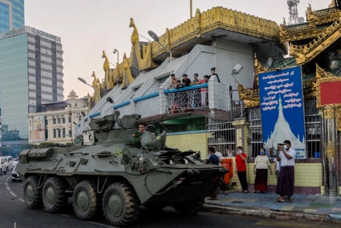 Xe bọc thép được triển khai tại các thành phố lớn ở Myanmar - Ảnh: AFP