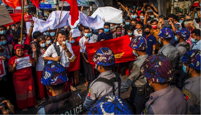 Người dân Myanmar biểu tình đòi quân đội nước này thả các lãnh đạo chính quyền dân sự. Ảnh: Getty
