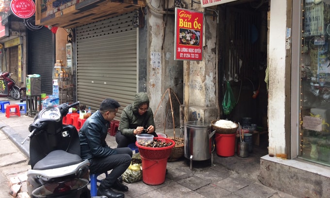 Có những hàng bún riêu, bún ốc trông rất tạm bợ