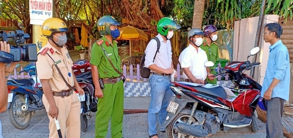 Lực lượng liên ngành tỉnh Tiến Giang xử lý người tham gia giao thông không đeo khẩu trang  ​
