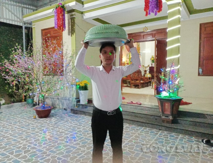 Từ sáng sớm mùng 4 Tết, con cháu trong dòng họ ở Làng Cam Lâm đội cỗ được chuẩn bị từ chiều hôm qua đến từ đường tế tổ