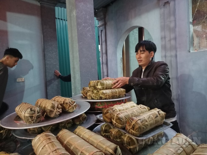 Những cỗ bánh được con cháu dòng họ bày biện chu đáo, tươm tất tại nhà thờ họ mình.