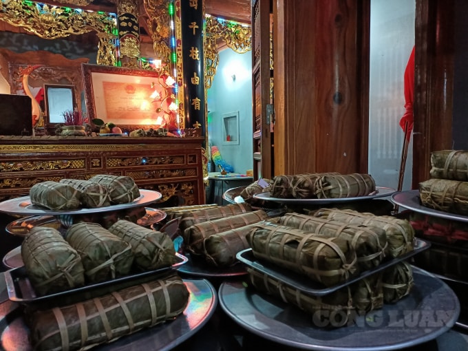 Các ngôi từ đường ở làng Cam Lâm được bày kín các mâm cỗ