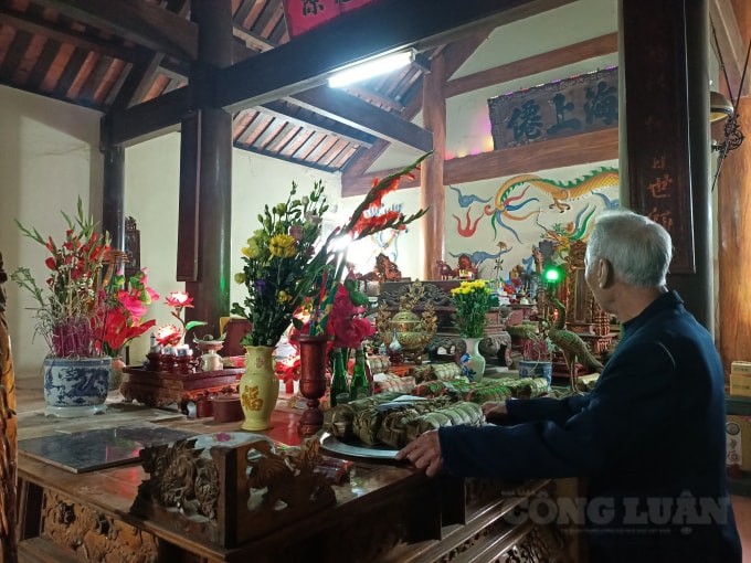 Thủ từ di tích lịch sử văn hóa cấp quốc gia nhà thờ Tiến Sỹ Nguyễn Bật Lãng đang chuẩn bị công đoạn cuối cùng để tế tổ ngày khai hạ vào 8 giờ sáng