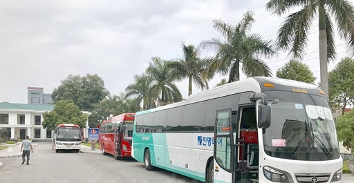 Công nhân Công ty TNHH Điện tử POYUN Việt Nam lần lượt được di chuyển đến nơi cách ly mới.