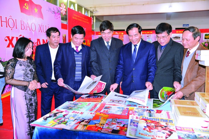 Lãnh đạo UBND tỉnh Lạng Sơn và Ban Tổ chức Hội báo Xuân tham quan gian trưng bày Hội báo Xuân năm 2020.