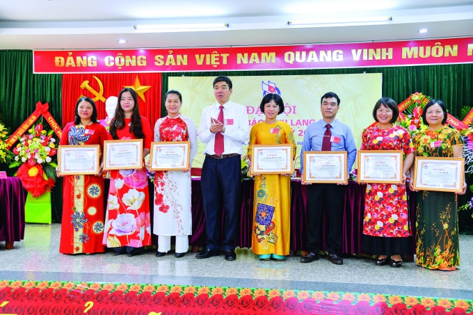 Chủ tịch Hội Nhà báo tỉnh Lạng Sơn Hoàng Đình Hôm tặng giấy khen cho hội viên có thành tích xuất sắc trong phong trào thi đua hướng đến Đại hội Hội Nhà báo tỉnh.
