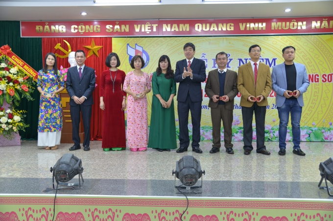 Chủ tịch Hội Nhà báo tỉnh Lạng Sơn Hoàng Đình Hôm trao thẻ cho các hội viên nhà báo mới được kết nạp trong năm 2020.