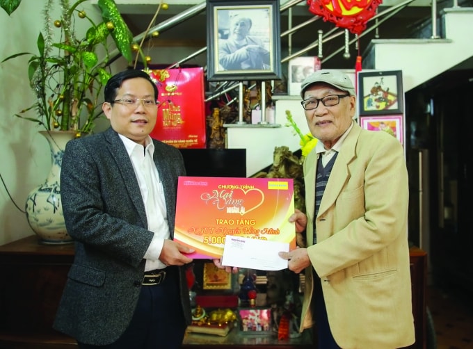 Tổng biên tập Tô Đình Tuân thăm, tặng quà NSUT Nguyễn Hồng Minh (TP Hải Phòng) trong Chương trình Mai vàng nhân ái.