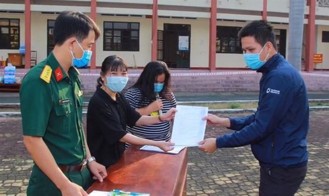 Hình ảnh sinh viên ĐH Thủ Dầu Một nhận giấy hoàn thành 14 ngày cách ly tập trung. Ảnh: vtc.vn