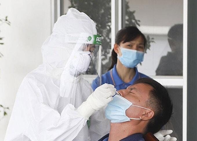 Lấy mẫu xét nghiệm cho công nhân Cẩm Giàng - ổ dịch phức tạp nhất Hải Dương hiện nay. Ảnh: Báo Hải Dương