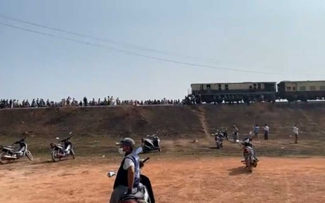 Tuyến đường sắt từ Yangon đi Mawlamyine bị người biểu tình chặn ngày 16/2 - Ảnh: AFP