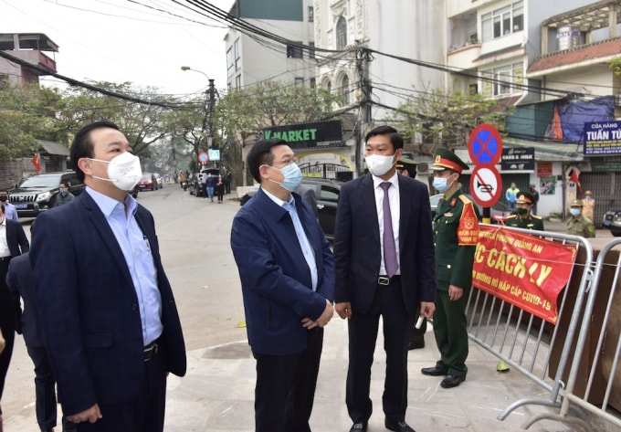 Bí thư Thành ủy Vương Đình Huệ (giữa) cùng các đồng chí lãnh đạo thành phố kiểm tra công tác cách ly tại khách sạn Somerset West Point, nơi phát hiện bệnh nhân người Nhật mắc Covid-19 tử vong hôm 13/2.